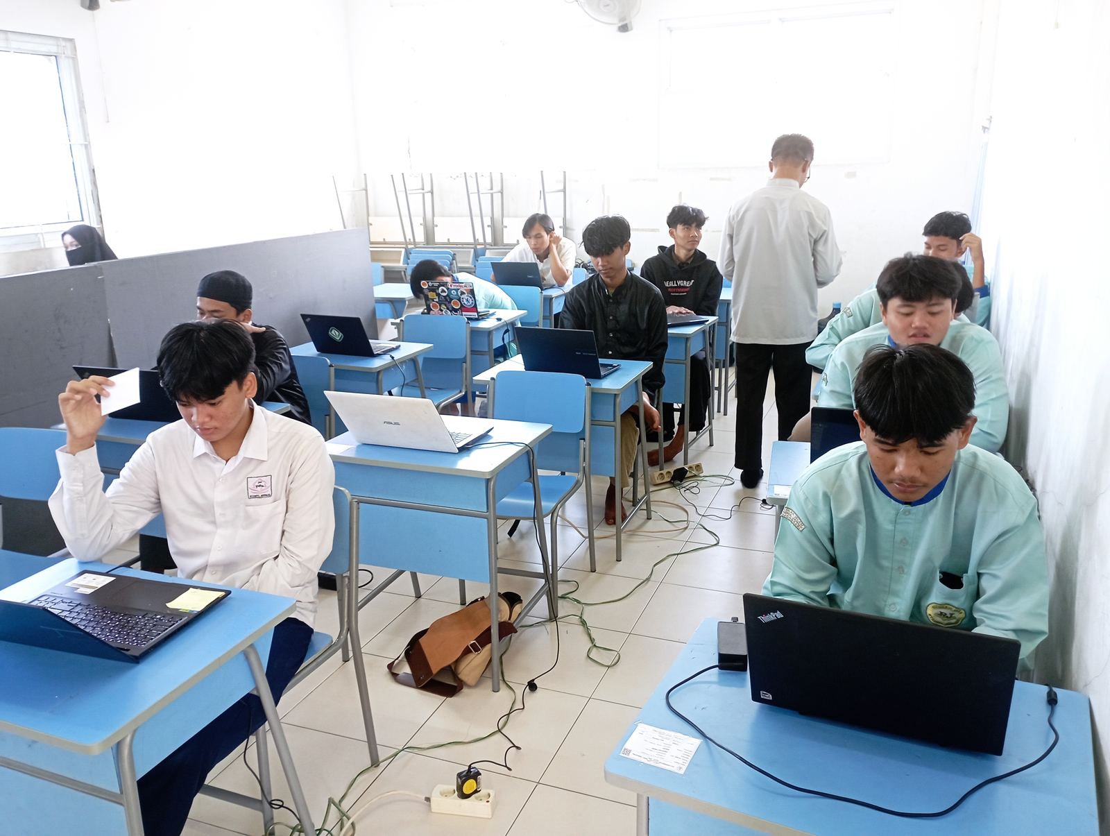 Kegiatan pembelajaran dan pencatatan di kelas