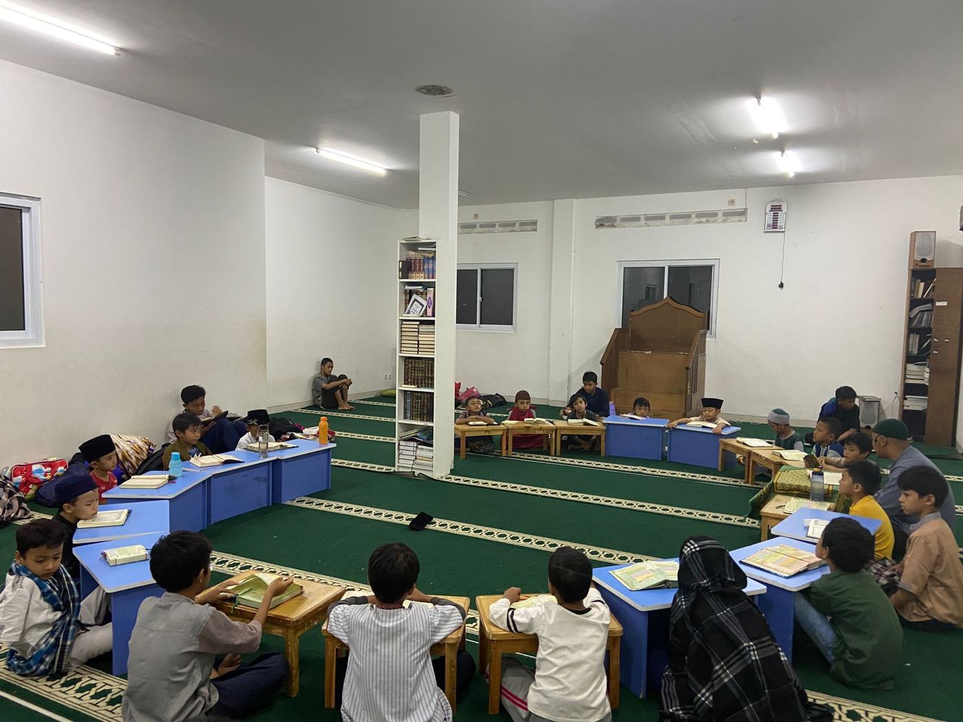 Santri belajar Al-Qur'an di ruang masjid sekolah